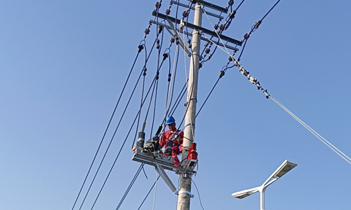 5月12日，10kV萬五乙線開關更換工程現場