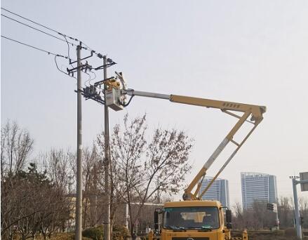2024年3月7日，青海東線01—06號桿加裝驅(qū)鳥器，占位器，隔離刀閘，開關(guān)護套工作現(xiàn)場