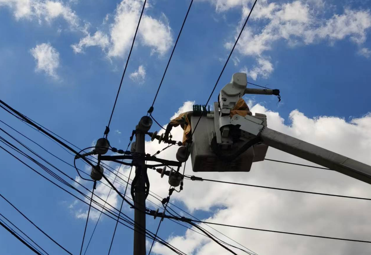 2024年9月22日，勝園供電所市區線工商局支線02號桿帶電處理中項導線放電故障，絕緣包裹導線及金具。