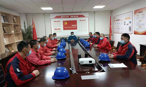 為保障節日期間電力系統運行正常，東營華昌電力工程有限公司部分員工犧牲春節假期，在東營區供電公司值班備崗